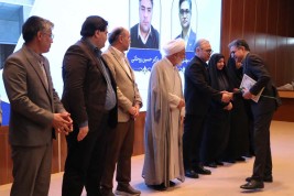 تکریم مقام استاد با تقدیر از اساتید نمونه آموزشی و فرهنگی و فعالان برتر آموزشی دانشگاه